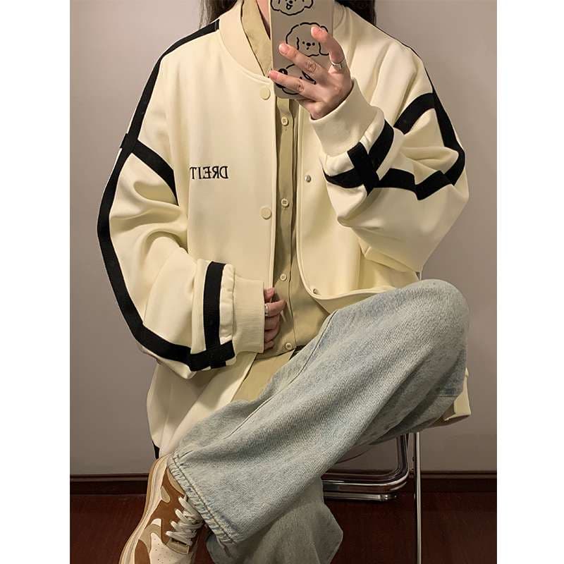 ゆったり大きめ黒色スタジャン街風刺繍入り