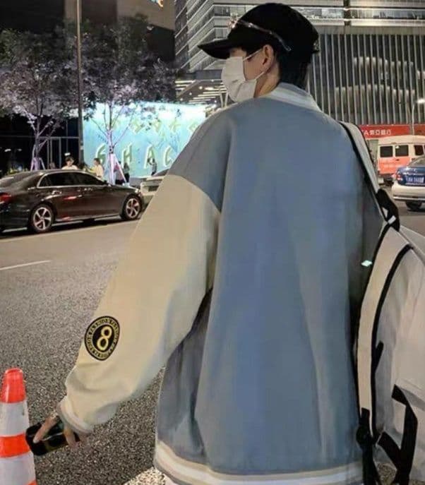 スタジャン 青 街角でさりげなく着こなすカジュアルジャンパー
